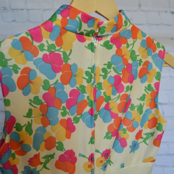 Retro Multi Colored Floral Knee Length Dress - Picture 2 of 4